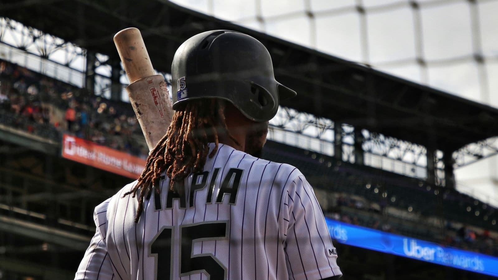 Ein Baseballspieler von hinten